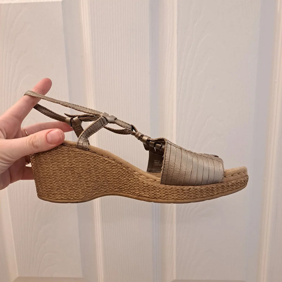 Clarks Bendables Silver Woven Wedge Adjustable Comfortable Neutral Sandals Sz 9 - Picture 7 of 10